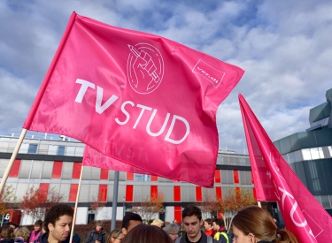 Alle Unibibliotheken bleiben zu, wenn dein starker Arm es will. Verdi-Demonstration für einen Tarifvertrag für studentische Hilfskräfte an der Universität Bonn im vergangenen November