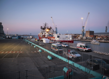 Anlegen im Morgengrauen. Die »Ocean Viking« in der Calata Carrara im Hafen von Livorno mit 71 Schiffbrüchigen an Bord