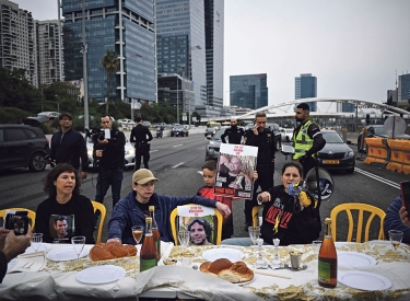 Bring them home. Freunde, Familie und Unterstützer der Geiseln blockieren eine Straße in Tel Aviv und fordern deren Freilassung, 23. Februar