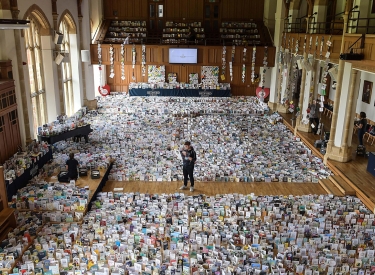 Happy birthday, Captain Tom! Zum 100. Geburtstag erreichten den Veteranen mehr als 120.000 Glückwunschkarten, hier in der Halle der Bedford-Schule mit seinem Enkel Benjie, April 2020