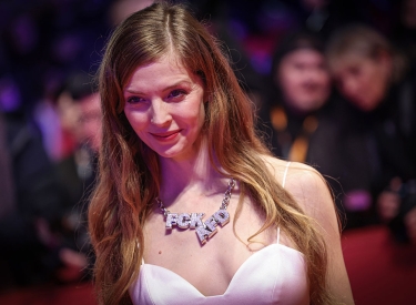 Bei »Fuck Hamas« wären vermutlich nicht alle mitgegangen. Die Schauspielerin Pheline Roggan bei der Berlinale-Eröffnung am 15. Februar mit »Fuck AfD«-Halskette