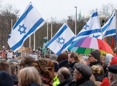 Kiel stabil. Bei der DGB-Demo am 27. Januar sind auch zahlreiche Israel-Fahnen zu sehen