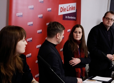 Heidi Reichinnek (l.) und Sören Pellmann (r.) bei einer Pressekonferenz mit den Parteivorsitzenden Martin Schirdewan (2.v.l.) und Janine Wissler (2.v.r.)