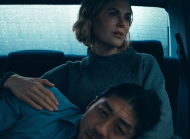 Lassen sich durchs nächtliche Hongkong kutschieren: Margaret (Nicole Kidman) und ihr Ehemann Clarke Woo (Brian Tee)