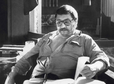 Ausschweifend und maßlos. Rainer Werner Fassbinder schaut 1980 während der Dreh­arbeiten durch das Drehbuch von »Berlin ­Alexanderplatz«