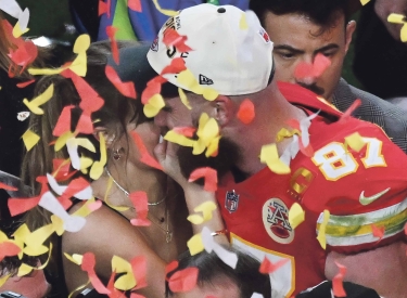 Konfetti für die Megastars. Taylor Swift und Travis Kelce nach dem Sieg der Kansas City Chiefs