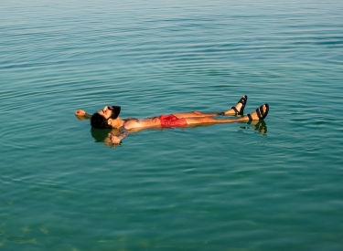 Adornosche Utopie. Auf dem Wasser liegen und friedlich in den Himmel schauen