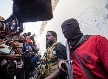 Warnung vorm Bürgerkrieg. Der Bandenführer Jimmy Chérizier (Mitte) gibt ein Interview in Port-au-Prince, 9. März