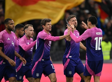 »Trikots mit leicht tuckig wirkendem Color Scheme«. Die deutsche Fußballnationalmannschaft der Männer muss als Projektionsfläche herhalten. Frankfurt, 26. März