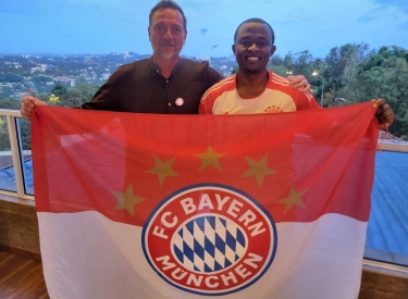 Emmanuel Turatsinze (r.), Fanclub-Vorsitzender, und Bernhard Hirmer, Direktor der Bayern-München-Akademie