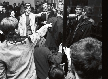 Historischer Augenblick. Studenten der Goethe-Universität in Frankfurt am Main blockieren die Konzilversammlung, 1967