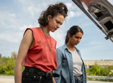 Jamie (Margaret Qualley) und Marian (Geraldine Viswanathan) inspizieren den Kofferraum. Ist es ein MacGuffin?