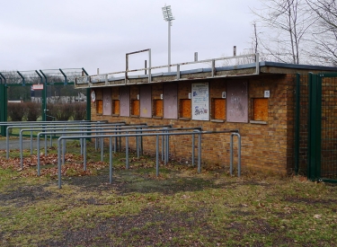 Etwas in die Jahre gekommen. Der Südeingang des Berliner Mommsenstadions vor der Renovierung