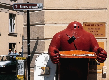 Bietet Schutz – und Flyer. Eine Golem-Figur vor dem Touristenbüro im Jüdischen Viertel Prags