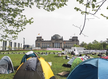 Zelten gegen Israel. Bis Ende der Woche wollen Unterstützer des Kongresses vor dem Reichstagsgebäude übernachten