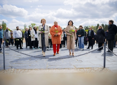 Bei bei der Arbeit. Famillienministerin Lisa Paus, die Bundesbeauftragte für Kultur und Medien, Claudia Roth, und Außenministerin Annalena Baerbock (v.l.) am Dienstag in der KZ-Gedenkstätte Sachsenhausen