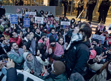 Feindbilder wie in der guten alten Zeit. Antiisraelischer Protest im Februar vor der Zentrale der Verlagsgruppe Axel Springer in Berlin