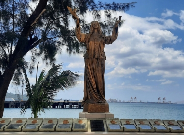 »Hände, die die Nation befreit haben«. Das Denkmal in Olongapo erinnert an die knappe philippinische Senatsmehrheit, die 1991 eine Verlängerung des Militärbasen-Abkommens mit den USA ablehnte