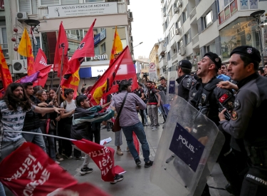 Anti-AKP-Protest. Anhänger der prokurdischen Partei DEM und ihres Bürgermeisterkandidaten Abdullah Zeydan, 2. April