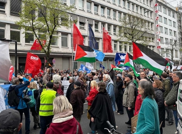 Querdenker-Ostermarsch in Düsseldorf. Gut ein Drittel der vielleicht 400 Demonstrierenden schloss sich einem »propalästinensischen« Block an