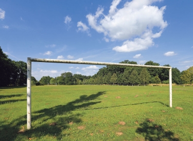 Nichts los auf dem Sportplatz Dornburg. Der FC Ostelbien Dornburg verlor 2015 die Spielerlaubnis, manche Rechtsextreme des Vereins wechselten zu Eintracht Gladau