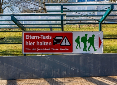 Vollzeitjob Erziehungsallrounder. In Dahlem (Nordrhein-Westfalen) gibt es einen »Taxistand« für Eltern, die ihre Kinder mit dem Auto zur Schule fahren