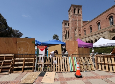 Praktisches Studium. Studenten der UCLA bauen Barrikaden und hetzen gegen Israel, Los Angeles, 1. Mai