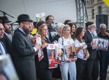 Angehörige von Hamas-Geiseln sind nach Berlin gekommen, um am 16. Mai am Bebelplatz den »Platz der Hamas-Geiseln« zu eröffnen