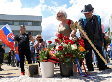 Blumen für den Ministerpräsidenten. Anhänger Ficos vor dem Universitätskrankenhaus F. D. Roosevelt in Banská Bystrica, 18. Mai