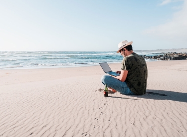 Arbeiten mit Laptop am Strand? So lange das Wlan reicht...