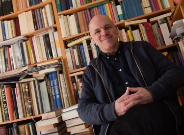 Frank Witzel, hier bei einem Interview in seiner Wohnung in Offenbach (Hessen), 2016