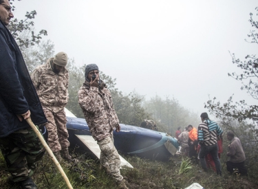 Keine gute Kombination für Helikopterflüge: Gebirgiges Terrain und schlechtes Wetter. Rettungsteams an der Absturzstelle, 20. Mai