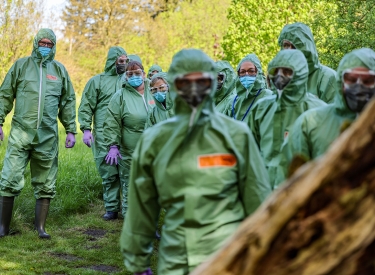 Vogegrippeübung in Hattingen; Menschen in Ganzkörperschutzkleidung