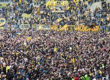 Alemannia-Ultras mit der Mottofahne »Wir sind wieder da – Super Alemannia« am 27. April 2024 im Stadion Tivoli in Aachen