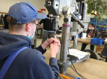 Manche, aber nicht alle wollen in einer Werkstatt arbeiten. Ein Beschäftigter der Metallabteilung in der Lebenshilfe Gera e. V.