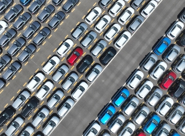 Zu viele für den Binnenmarkt. Elektroautos des chinesischen Konzerns BYD warten im Hafen von Lianyungang auf die Verschiffung