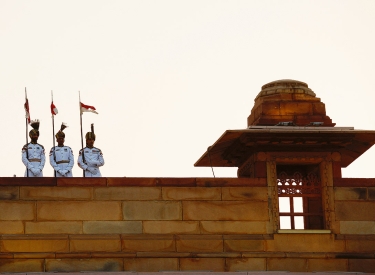 Speer und Schild Modis. Traditionell ausgestattete Leibwächter des Premierministers bei der Amtseinführung am 9. Juni in Neu-Delhi