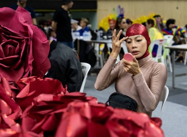 Grund zum Feiern. Eine Drag Queen bei den Vorbereitungen für die Pride Parade in Bangkok am 1. Juni