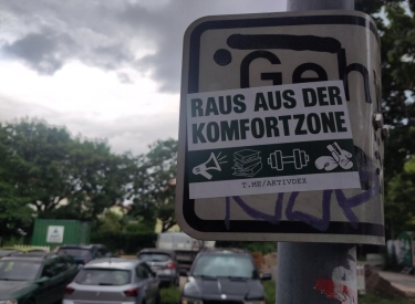 Raus aus der Komfortzone, rein in die Nazi-Aktivität. Sticker des »III. Weg« in Berlin-Pankow