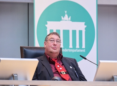 Christian Specht im Berliner Abgeordnetenhaus, als das Behindertenparlament dort 2022 zum ersten Mal tagte