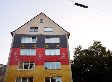 Haus in schwarz-rot-gelb