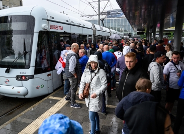 Nur Geduld. Englische Fußballfans versuchten am 16. Juni teils vergebens, in Gelsenkirchen zum Stadion und wieder zurück zu kommen