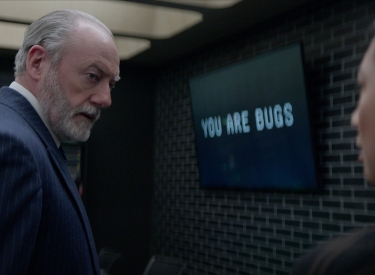 Unfreundliche Aliens. Wade (Liam Cunningham) und Jin (Jess Hong) sind besorgt