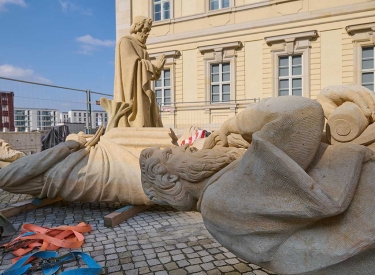 Propheten im Wartestand. Hier harren sie der Anbringung an der Kuppel des Humboldt-Forums in Berlin-Mitte, 7. März