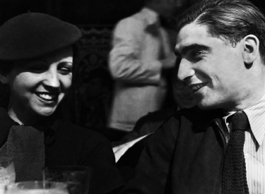 Gerda Taro und Robert Capa auf der Terrasse des Café du Dôme, fotografiert von Fred Stein, Paris, 1935/1936