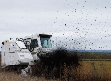 Minenräumung auf dem Acker. In der Region Charkiw wird ein Entminungsgerät für große Flächen vorgeführt, Oktober 2022