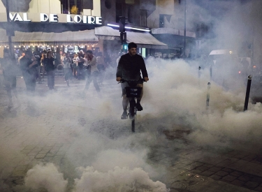 Antifaschistische Demonstranten in Paris nach dem Erfolg des RN bei der ersten Runde der Parlamentswahlen am 1. Juli