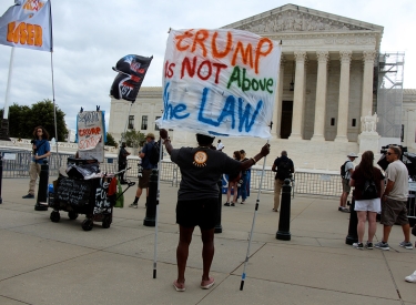 Teilweise im Irrtum. Anders als von Protestierenden am 1. Juli vor der Urteilsverkündung gefordert, gestand der Oberste Gerichtshof Donald Trump Immunität zu – in gewissen Grenzen