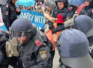 Überfordert von Antifaschisten. Polizisten räumen eine Sitzblockade gegen die »Identitäre Bewegung«