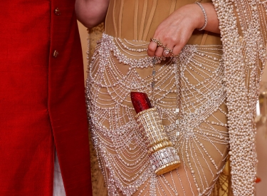 Gehörte für viele zu den besten Outfits der Hochzeit: Mona Kattan, Geschäftsführerin der Kosmetikfirma Huda Beauty, in einem Federkleid von Falguni Shane Peacock India mit Tasche von Judith Leiber, 12. Juni